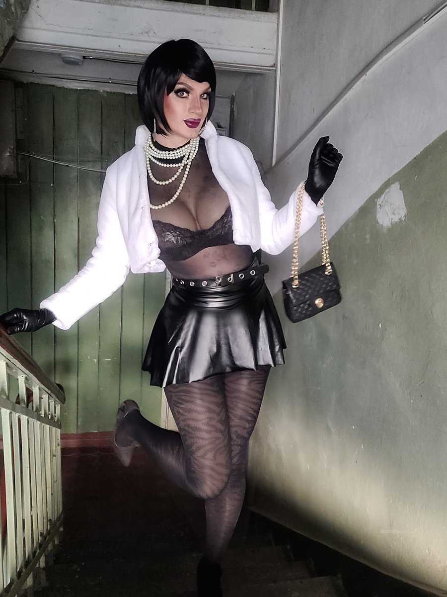 BoobsShopStore's tweet photo. Today I look like a cheap prostitute of the 90s https://t.co/cWfOir0eus