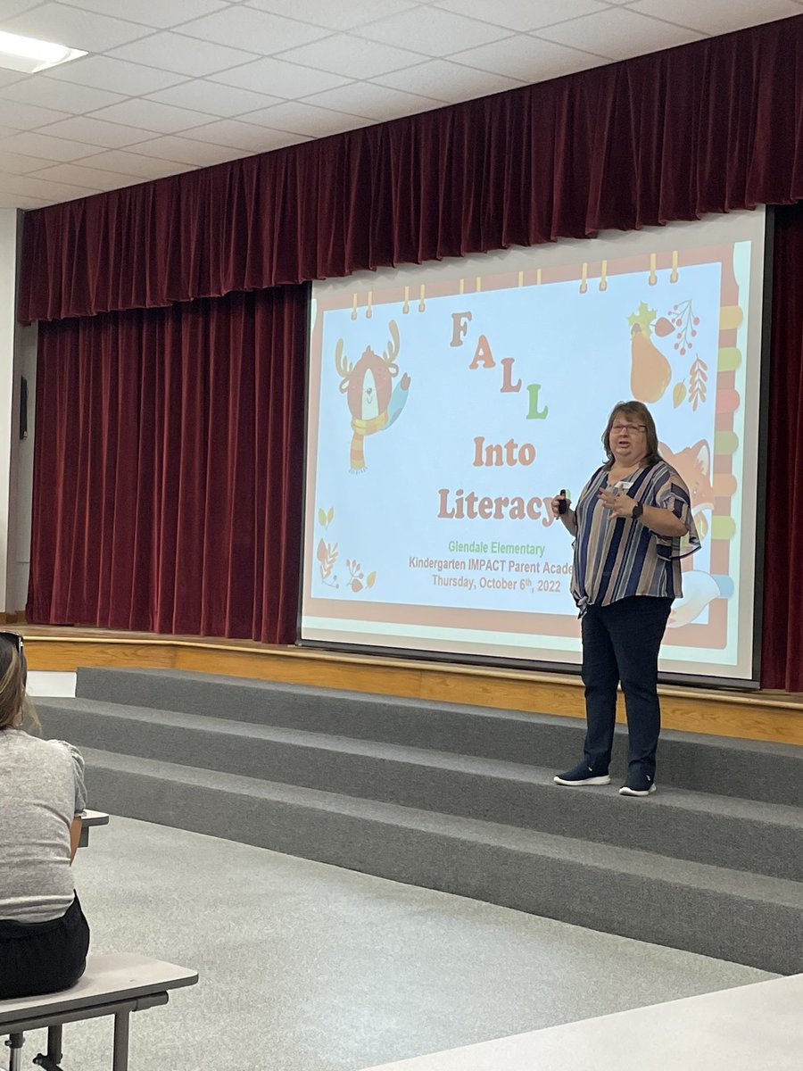 MyGESGators's tweet photo. Last night we had our Title I literacy night with our kindergarten families. Thank you @GreenJulieL for sharing your knowledge with our Gators! https://t.co/9OCBPT4iIP
