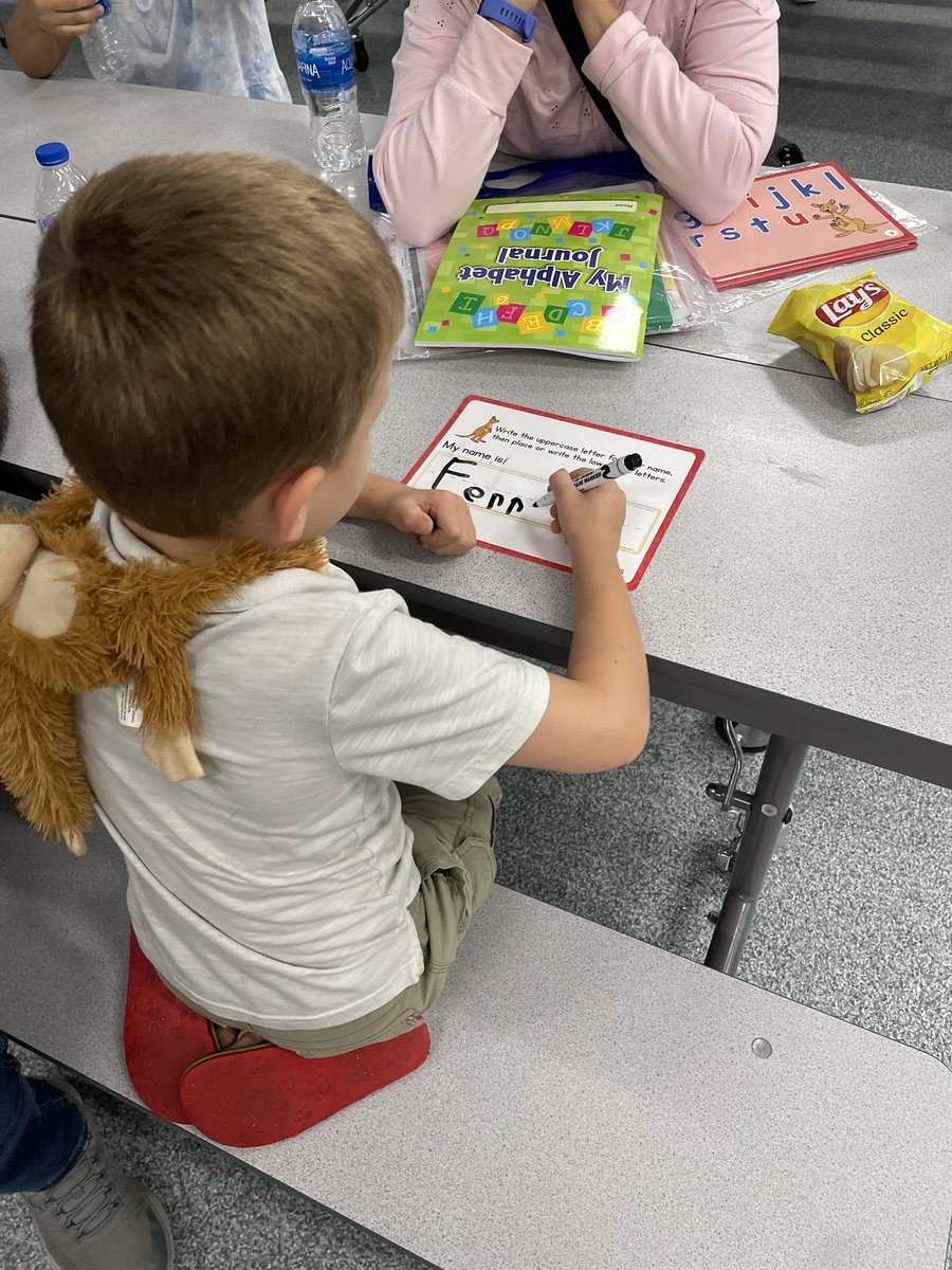 MyGESGators's tweet photo. Last night we had our Title I literacy night with our kindergarten families. Thank you @GreenJulieL for sharing your knowledge with our Gators! https://t.co/9OCBPT4iIP