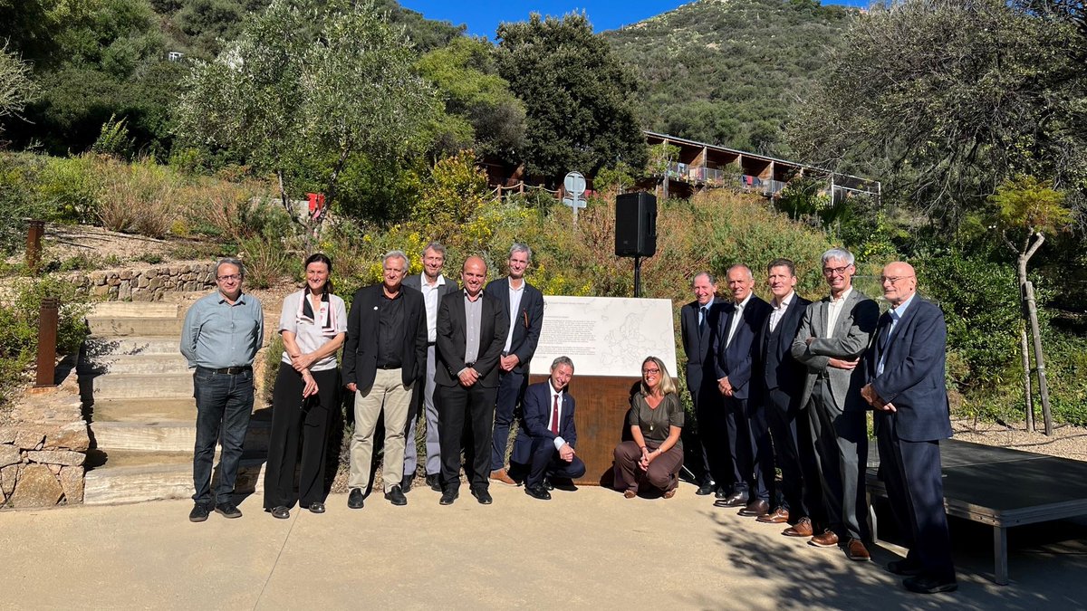 IES_Cargese's tweet photo. l'@IES_Cargese a reçu ce jour, le label "site historique" de la société européenne de physique @EuroPhysSoc 
Une plaque commémorative a été dévoilée en présence de nombreuses personnalités.
@Univ_CotedAzur @UnivCorse @INP_CNRS https://t.co/hSYT7cdcbM