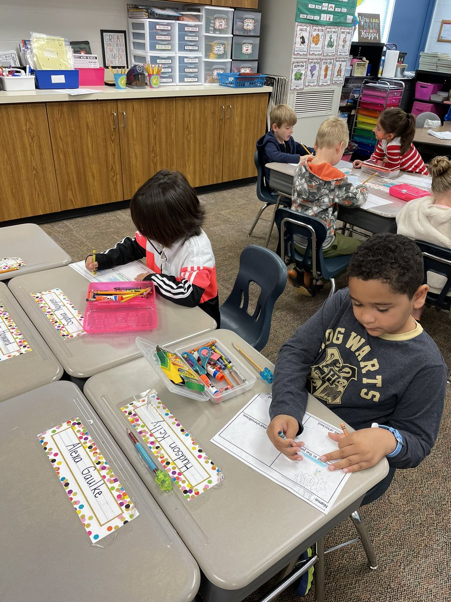 marnellandrea29's tweet photo. We are working so hard this morning! @VV_Voyagers #fabulousfirsties #hocuspocuseverybodyfocus https://t.co/PSfj5o9H9k