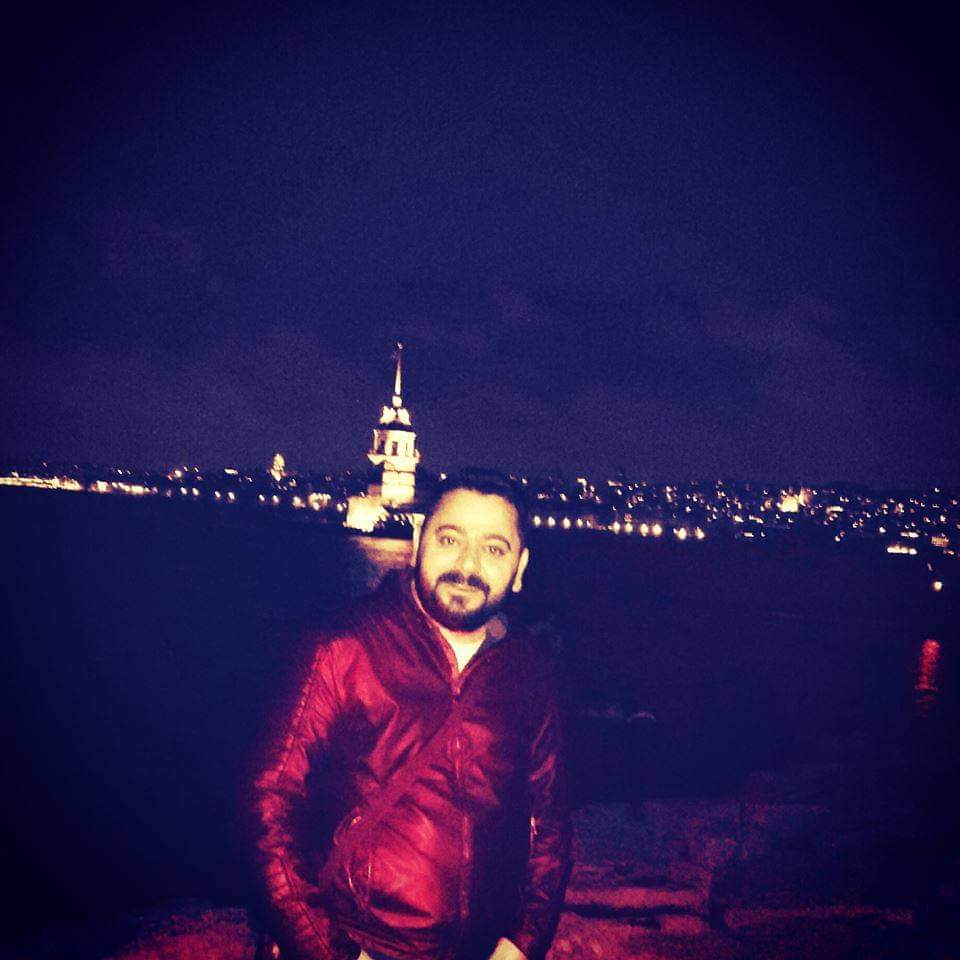 Sen, sesinin yırtık yerlerini susuşlarıyla yamayan...
saçları savrulup akşamın alnına düşen;
sen, yalnızlığına leş kargaları üşüşen!

Birdal Erdoğmuş  -