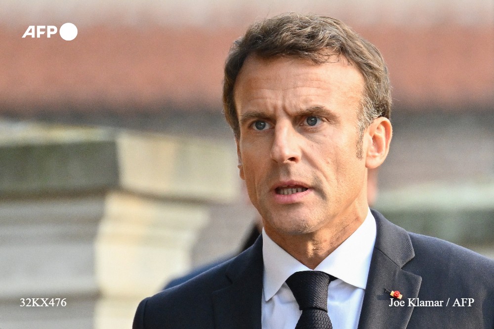afpfr's tweet photo. Emmanuel Macron a annoncé vendredi la création d'un "fonds spécial" de 100 millions d'euros pour que l'Ukraine puisse "acheter directement auprès de nos industriels les matériels dont elle a le plus besoin pour soutenir son effort de guerre" #AFP https://t.co/pq5xaNvtpl