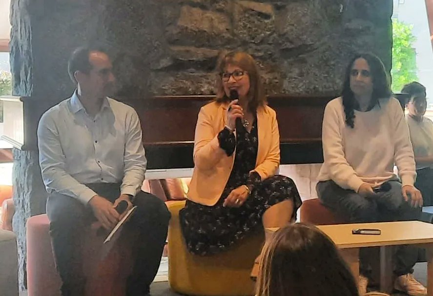 cfe_anep's tweet photo. Cierre anual del.Programa #AprenderTodos #CFE, de Ciudadania Digital de @Ceibal_Uy
En la apertura del encuentro participaron la Consejera del @cfe_anep, Prof. Mtra. @santos_maria2, la Gerenta de Ceibal Fiorella Haim y el Jefe del Dpto. de Ciudadania digital, @pablomar76 https://t.co/jxun5hDKiY