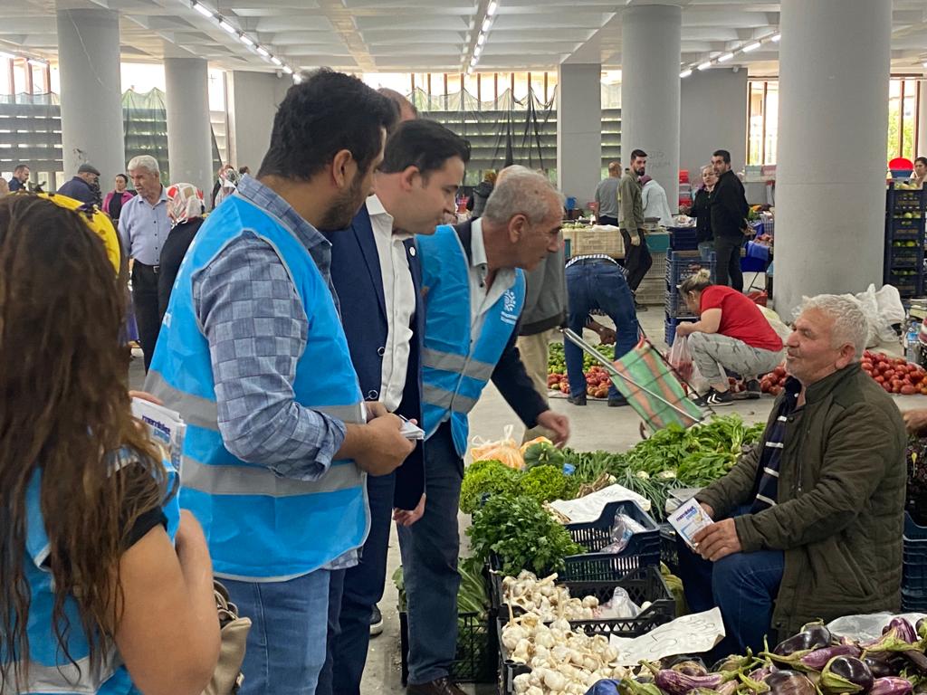 MP_Merkezefendi's tweet photo. İl Başkanımız Erhan Derici ve İlçe Başkanımız Osman Uluköy, Enflasyonun izi Semt pazarında diyerek Ziyarette bulundu Ve Alışveriş yapt..4 Kisilikı bir haftalık Alış veriş ortalaması 500tl.
İşte Bunun için  Millet Şiarıyla MEMLEKET Partisi...! https://t.co/b386Cwcb4v