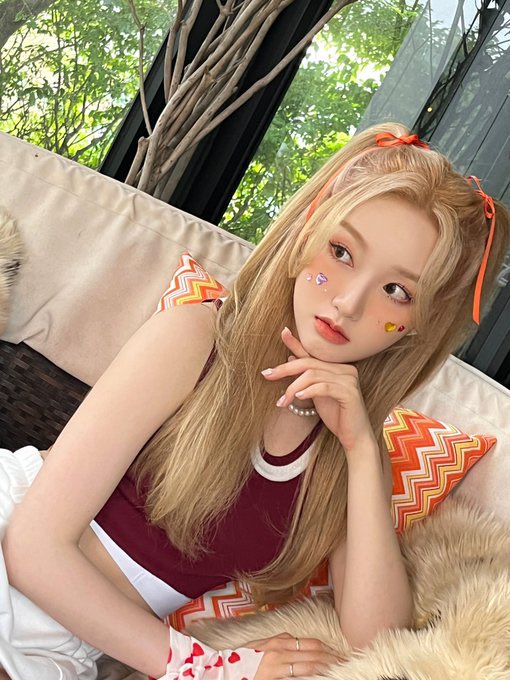 _parkgowon's tweet photo. @thewonderfuland filled the form already! i give you some picture of me from our summer package behind. the sunlights helps me looks brighter and colorful as i should be! 🤍 https://t.co/MwPm3MDm5h