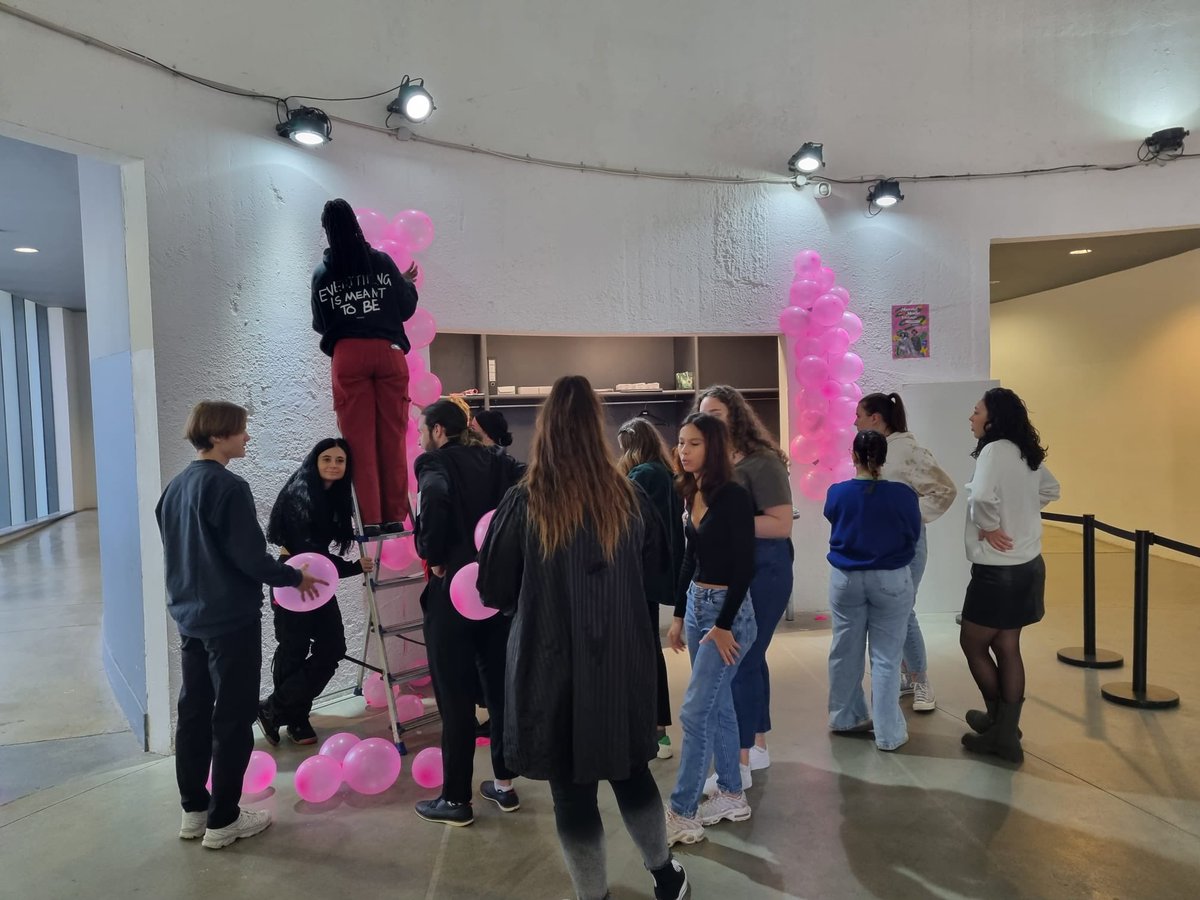 MCOM_martiniere's tweet photo. Encore une folle expérience pour les MCOM’ du @Lycee_LMD ! Ils participent depuis ce matin au montage du salon « Marché de la Mode Vintage » 🧥 Bonne volonté, sourires, rigueur, ils ont su montrer leur professionnalisme !
#MCOM #événementiel #communication #wearemmv #mmv22 https://t.co/B0jsoV1LQi