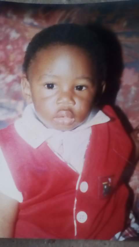 JoshuaMbewe19's tweet photo. @EmilyAngHakoola This was my mum's favourite outfit to dress me in.. at almost every special event🤦🏾‍♂️😂 african mothers🤦🏾‍♂️😂 probably is also the reason my favourite colour is red🤔 https://t.co/Dr3TWgkT1m