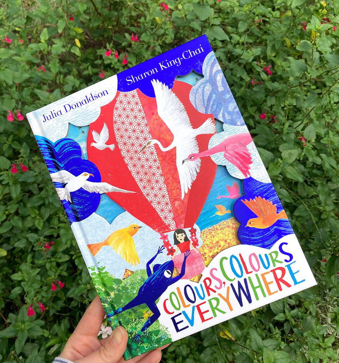 Happy book birthday to the utterly beautiful Colours, Colours Everywhere, written by #JuliaDonaldson with artwork by @SharonKingChai – a gorgeous celebration of colour and creativity 🎨 panmacmillan.com/authors/julia-…