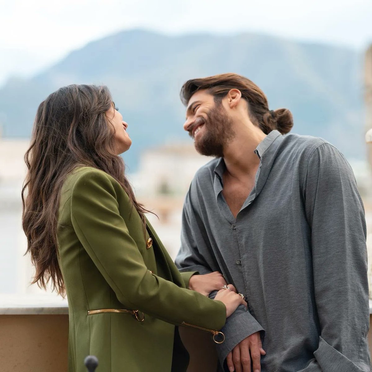 c_ofcanyaman's tweet photo. I sorrisi più belli li condividiamo con voi 💯 Stasera in prima serata su Canale 5. 
#ViolaComeIlMare 
Tra l’altro, è una gioia per noi leggere le vostre recensioni bellissime e sapere che ci vogliate bene 😇  Non mancate mai, un abbraccio forte 🕊 https://t.co/G6yb38n2wd