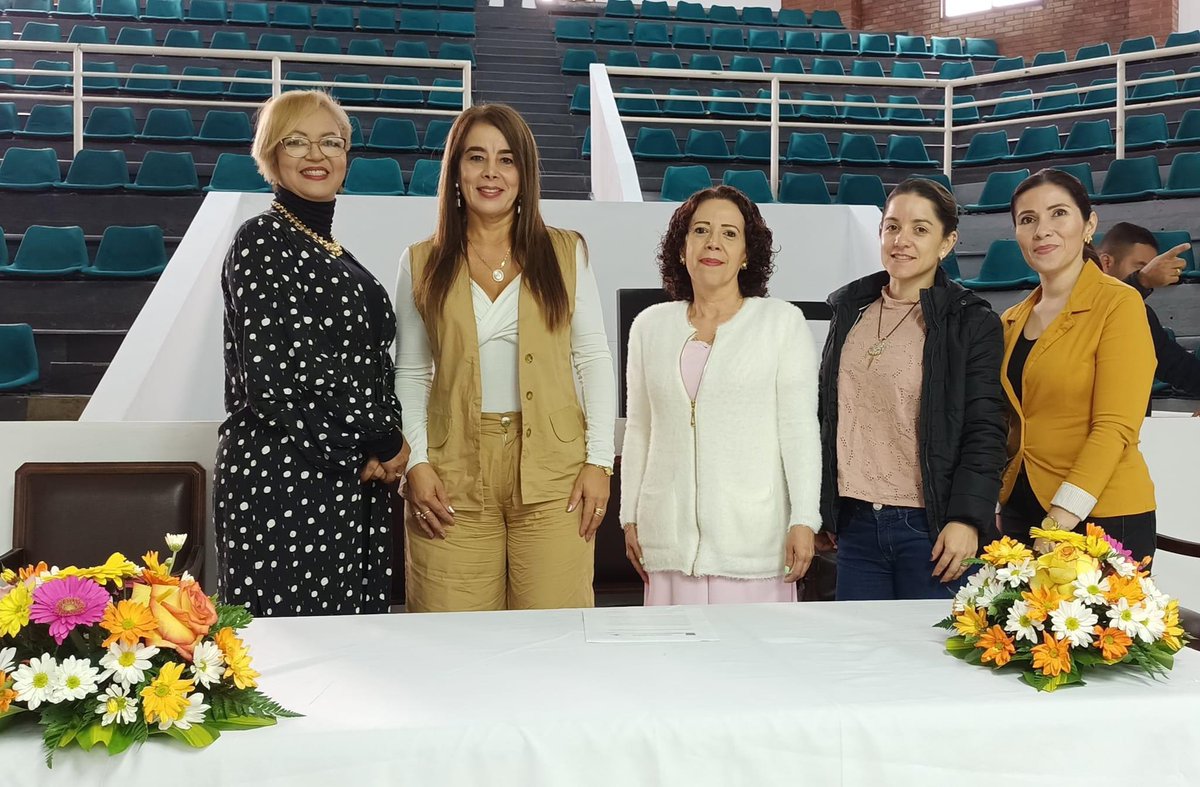 SecreDesarrollo's tweet photo. Junto a este equipo maravilloso de mujeres a cargo, rendimos cuentas de la gestión de la Secretaría de Desarrollo Social y Político desde el programa de #EquidaddeGénero ante el Concejo Municipal de Dosquebradas https://t.co/pBQm6HB676