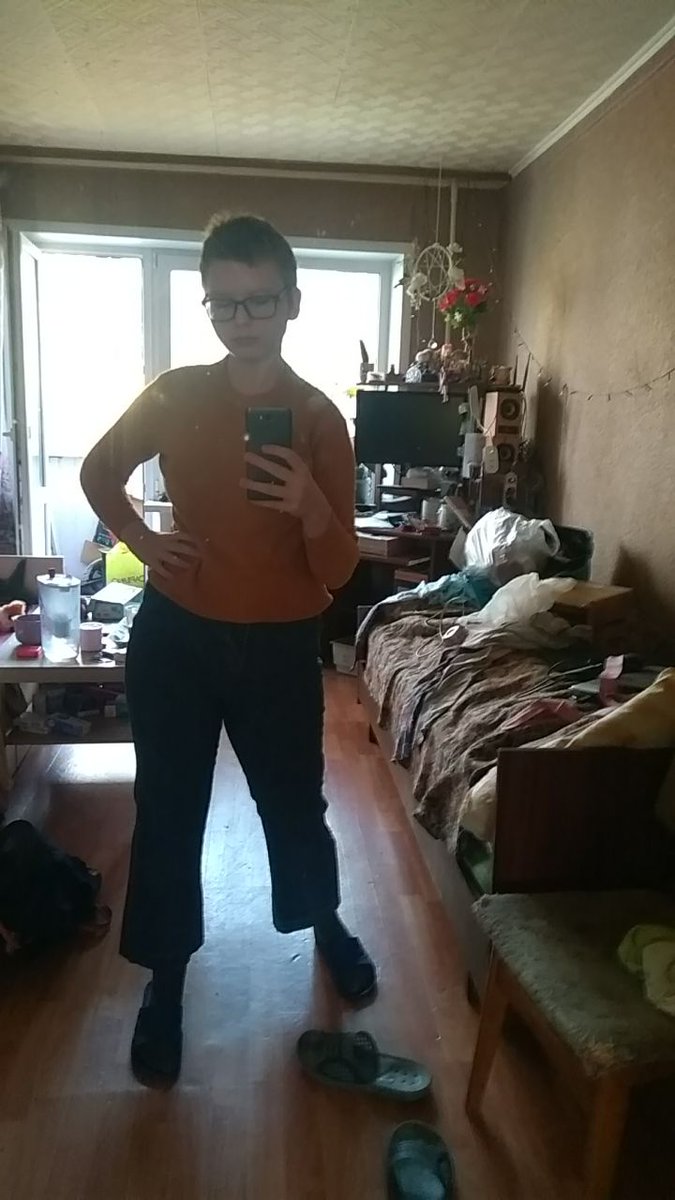 look how pretty I am and do not mention my messy house or I will live in your walls right now