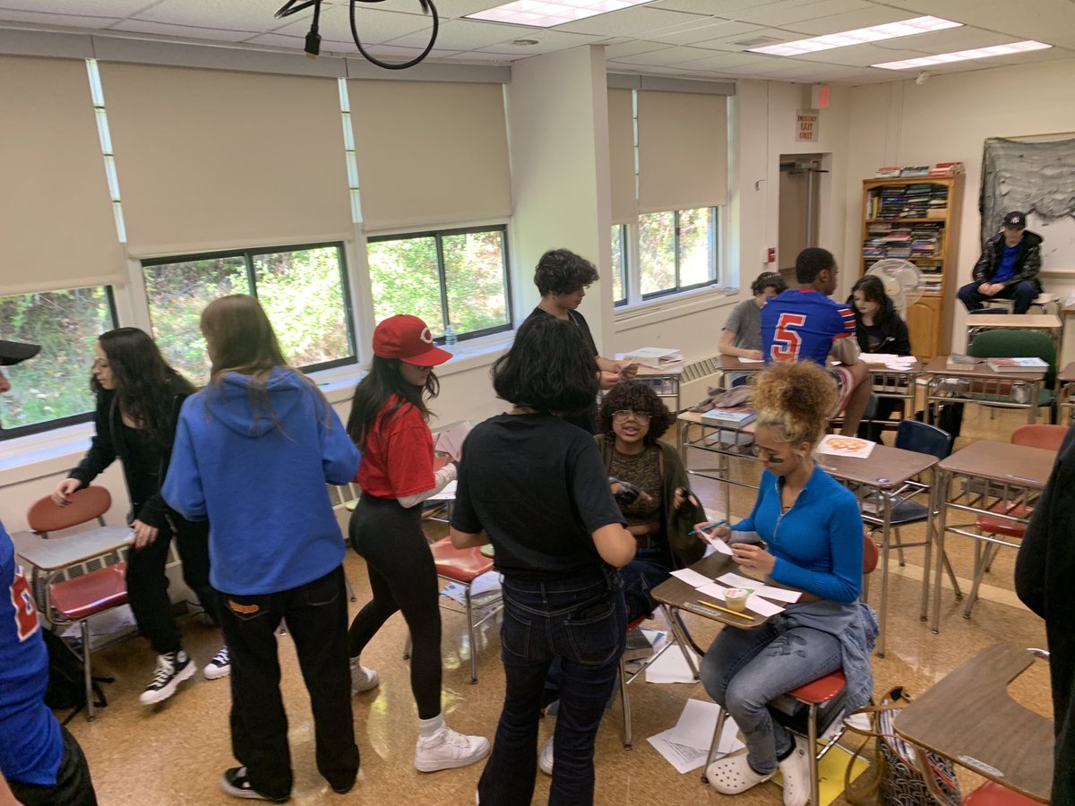 DBTrach's tweet photo. Grammar Tag in the Aschool! #grammarisfun #learningisfun #busymakingsentences ⁦@TomFeliciottoJr⁩ ⁦@Carmelschools⁩ ⁦@Mrfinoteaching⁩ ⁦@laurabweiss⁩ #carmel6Cs https://t.co/lgTm8DYfJZ