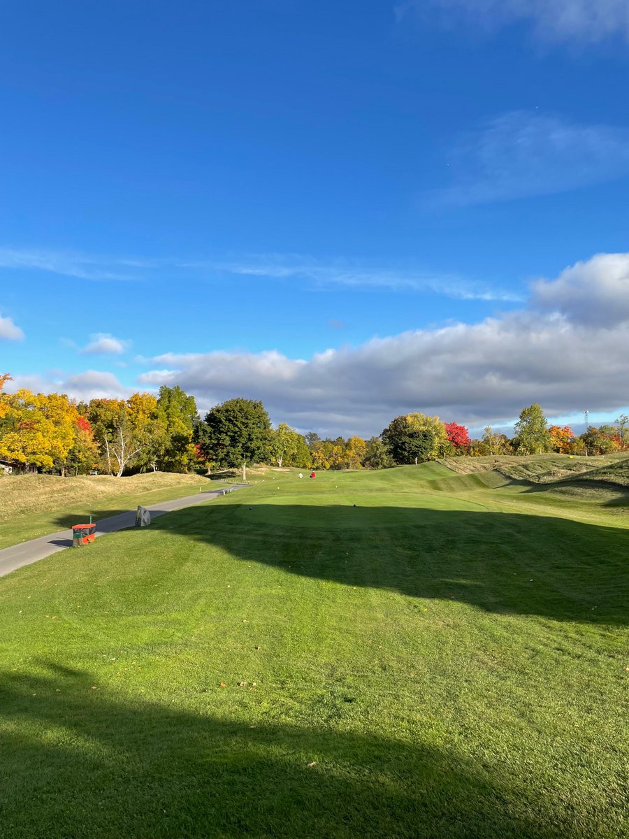 Morning Autumn walks. 🚶‍♂️ 🚶‍♀️ 

Save up to 15% off when you book on Kaneffgolf.com and pre-pay.

📍@royalontariogolfclub