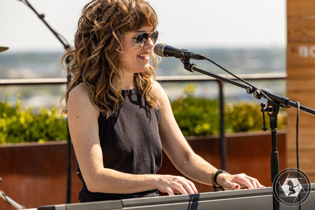 roxicopland's tweet photo. I really appreciate it when folks send me pics from shows. Big thanks to Mike Stone for these shots from the Lone Star Shindig in Nashville at AmericanaFest last month.
@txmusicoffice #kesslerpresents @bobby_hotel #texasmusic #americanafest https://t.co/c2W3GJ0yww