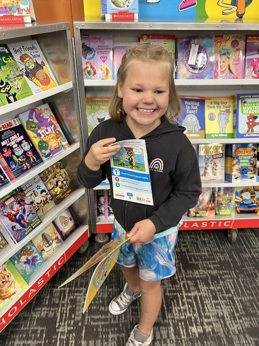 MrsAnnaWestphal's tweet photo. We had so much fun at the Book Fair 📚@MrsHollyWright @Chelsea_Tigers @fsd157c #AllIn157c https://t.co/wiEURhkFqW