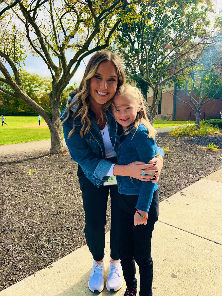 miss_stukey's tweet photo. Twinning on PICTURE DAY πΈ#pictureday #twinning #room130 https://t.co/0GS4XzIMeQ