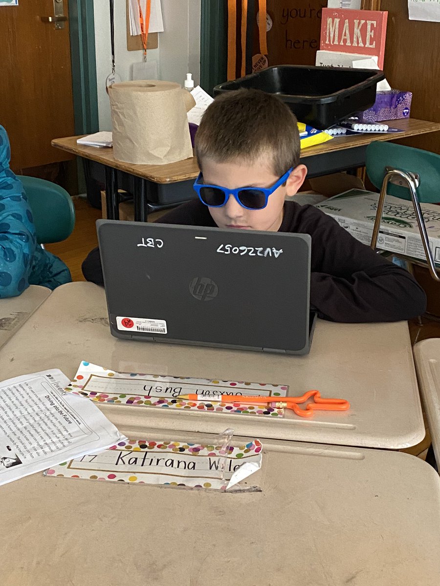 Friday vibes working on <a href="/CommonLit/">CommonLit</a> to end the week strong! #SCSDsuccess <a href="/FrazerFrontier/">Frazer School</a> 🧡🖤🕶