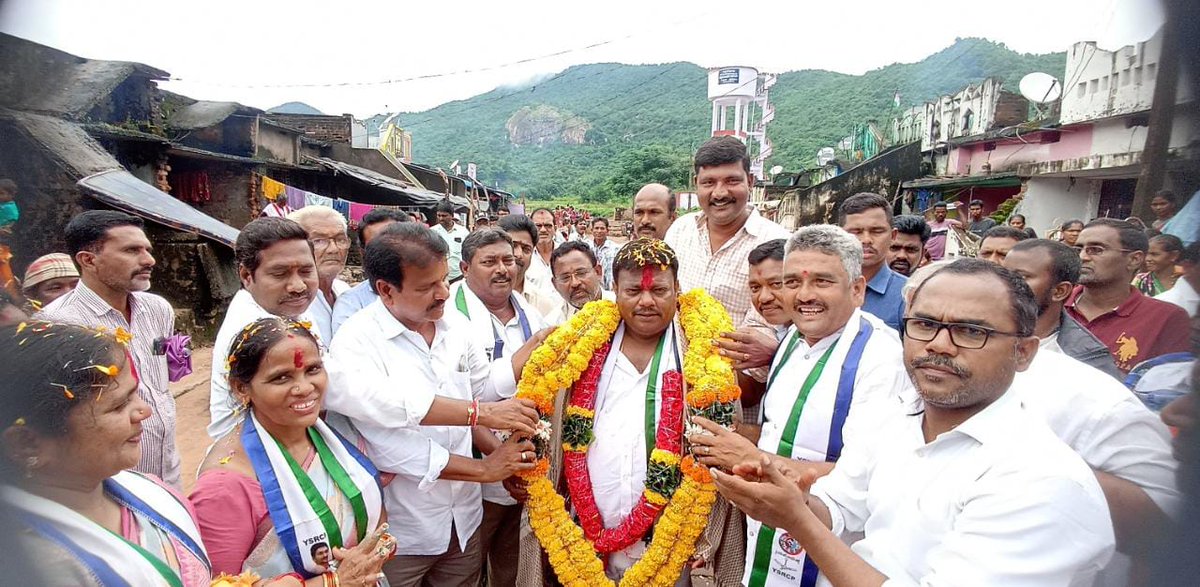 muralik_p12's tweet photo. 🌷🙏ఆంధ్రప్రదేశ్ లో పార్వతీపురం నియోజవర్గంలో గడపగడపకు మన ప్రభుత్వం100 రోజులు పూర్తి చేసుకున్న సందర్భంగా అభిమాన🌷 శాసనసభ్యులుఅలజంగిజోగారావు గారిని🌷బలిజిపేట జెడ్పిటిసి రవికుమార్, మండలపార్టీ అధ్యక్షులు పాలవలస మురళీకృష్ణ సర్పంచులు ఎంపీటీసీలు  సంఘీభావం తెలిపి సన్మానం చేయడం జరిగినది🙏 https://t.co/gocqskrEGD