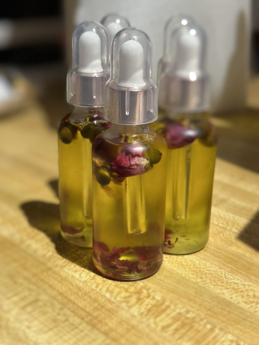 steamy_kitty's tweet photo. These new formula kitty oils smells amazing 🥺🥺 can’t wait to drop them… 4 different flavors Rose 🌹 Strawberry 🍓 Orange 🍊 and Lavender 🌿 https://t.co/43I3CfL9nB