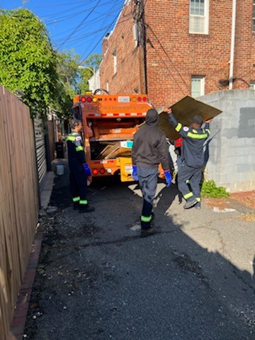 truthshallnlwh's tweet photo. Another fantastic day in the Clean City! #FreshforFall Cleanup on 14th and U St. NW. Thanks to all our partnering agencies for making a #TrashFreeDC! #DCValues #CleanCityDC https://t.co/IH95OMWlsG