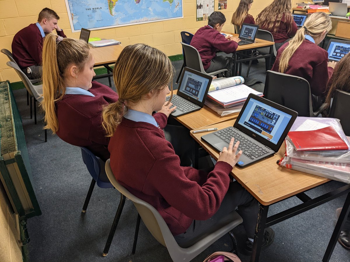 mayfieldcs's tweet photo. Our first years boosting their spelling skills by playing computer games! Literacy through tech is fun for everyone. #literacy #jcspliteracy #loveliteracy #teachingthroughtech #spellinggames @topmarksed https://t.co/yPF7FRsxDo