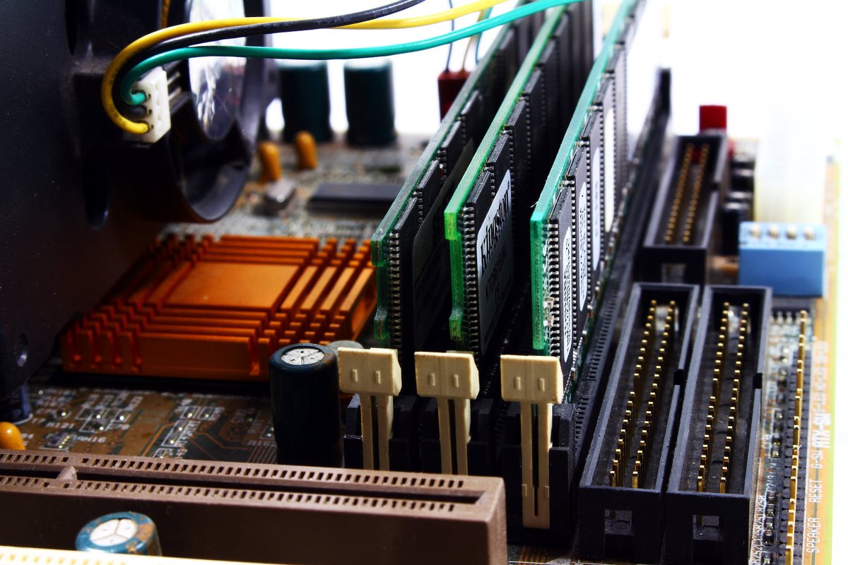 emarketsafe's tweet photo. Building your own computer system? Check out your local buy and sell for all the parts. 

#emarketsafe #computersetup #gamingsetup #computerparts #shoplocalcanada #electronics #build #buyandsell https://t.co/5hf7SmUBgb