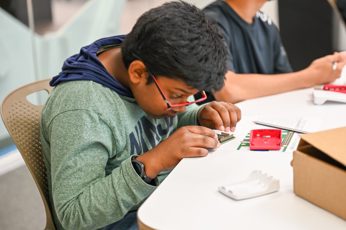 TGRFound's tweet photo. With support from @BroadcomSTEM, students in our Introduction to Computer Science w/ Raspberry Pi course, explore the different parts of a computer & circuitry in addition to learning how to wire & program the Raspberry Pi to interact w/ the world. #STEMisLife #ChampionsForYouth https://t.co/Nw0IYjzUcD