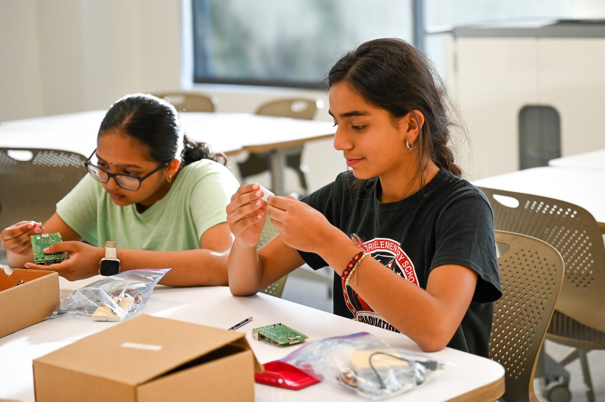 TGRFound's tweet photo. With support from @BroadcomSTEM, students in our Introduction to Computer Science w/ Raspberry Pi course, explore the different parts of a computer & circuitry in addition to learning how to wire & program the Raspberry Pi to interact w/ the world. #STEMisLife #ChampionsForYouth https://t.co/Nw0IYjzUcD