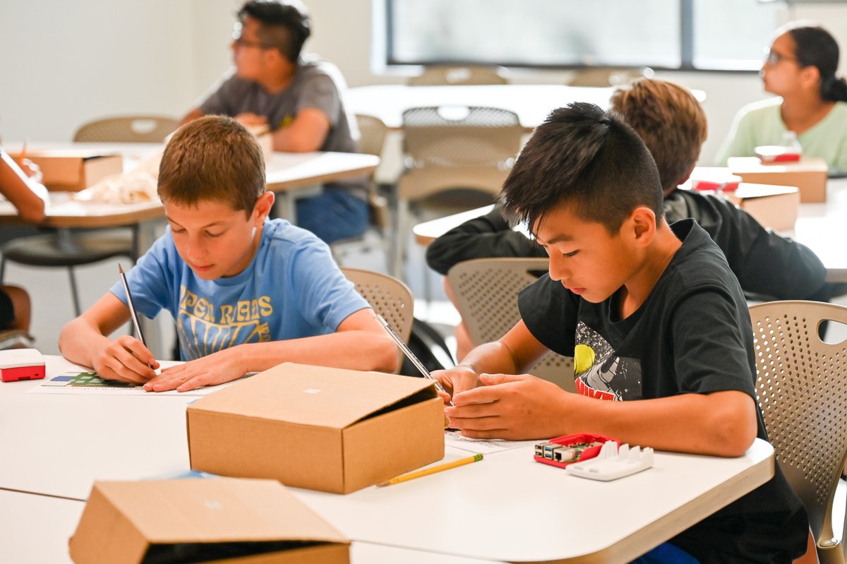 TGRFound's tweet photo. With support from @BroadcomSTEM, students in our Introduction to Computer Science w/ Raspberry Pi course, explore the different parts of a computer & circuitry in addition to learning how to wire & program the Raspberry Pi to interact w/ the world. #STEMisLife #ChampionsForYouth https://t.co/Nw0IYjzUcD