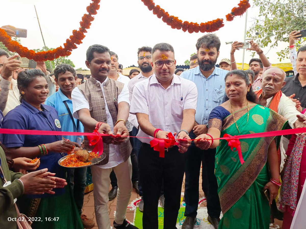 HDFC Bank and CEE, in partnership with the Zila Panchayat Bastar, inaugurated “Plastic Lao- Thaila/ Mask Pao” (PLTP), in Tirathgarh, Darbha, Chhattisgarh. The PLTP stall was inaugurated by Sh. Chandan Kumar, IAS, District Collector, Bastar, and other dignitaries.
#SwachhtaKeSaath