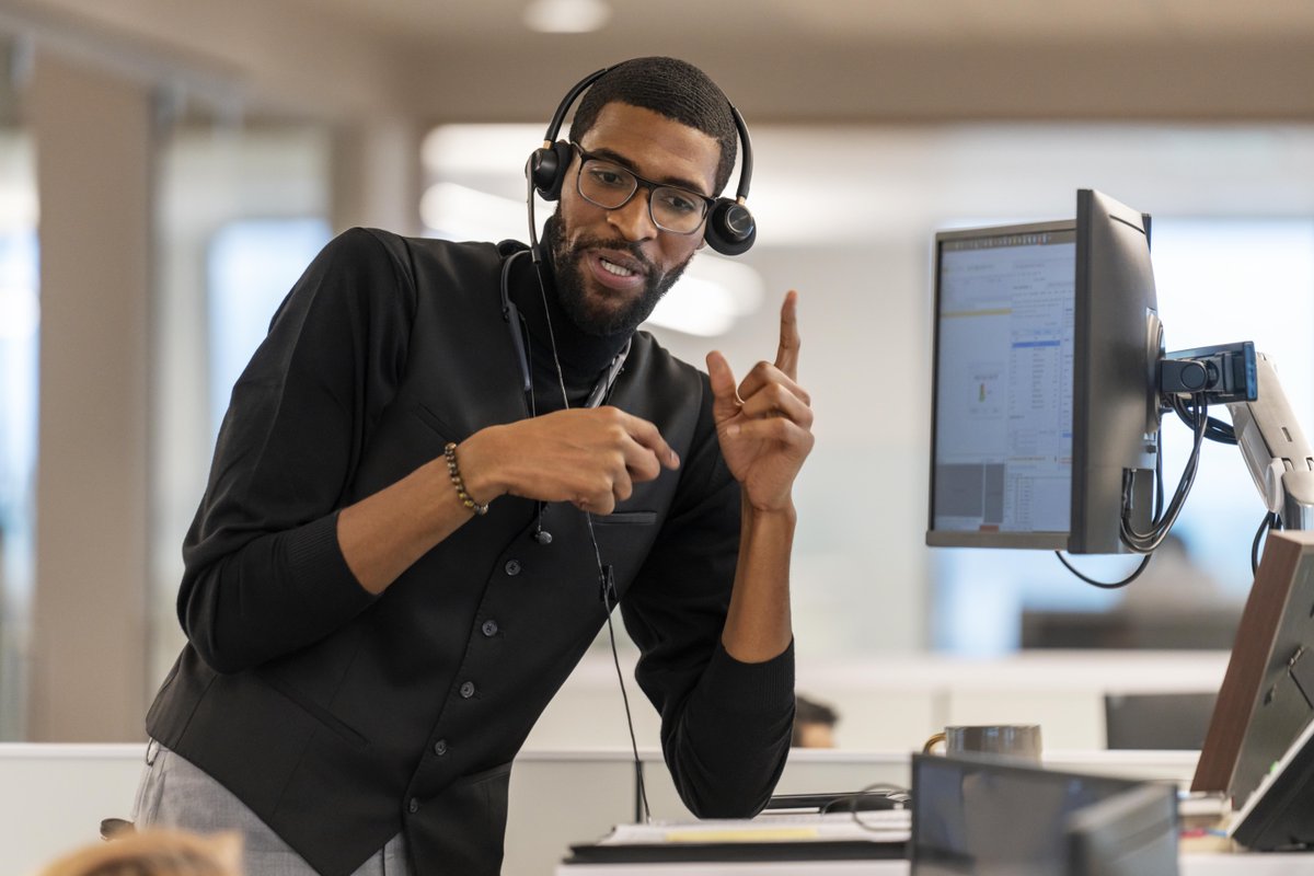 JulianLopezCS's tweet photo. Here's to our client service teams - the heart of our business. Thanks for going above and beyond since 1982.

#CustomerServiceWeek #SchwabLife https://t.co/4S90SpgcFK