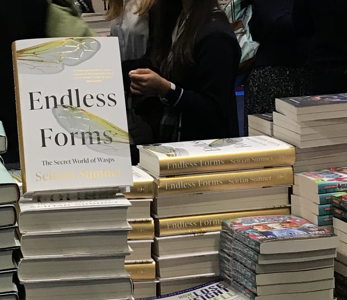 WaspWoman's tweet photo. Had a BLAST sharing #wasplove with #schools @newscievents #NewScientistLive today, despite the EXPLOSIONS from the #muchmorefun talk on the next stage ๐
Signed a few copies #Endlessforms.
More talks & signing tomorrow!
@WmCollinsBooks @ArabellaPike @UCLLifeSciences @zcosini https://t.co/Um03DLHch6