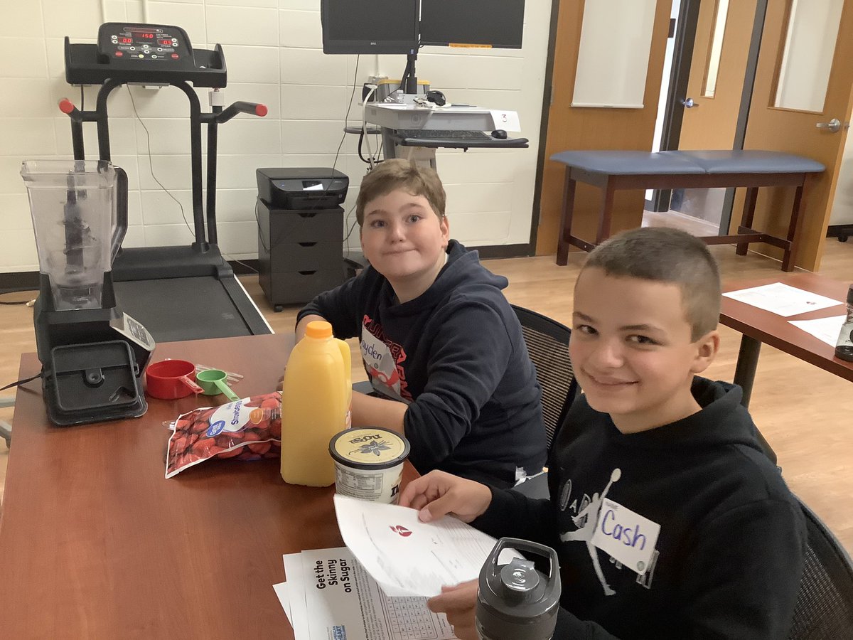 wyomingahperd's tweet photo. Smoothie Station with @ahawyoming !!!🍊🍓#healthykidsroundup https://t.co/WW2bC0Ojek