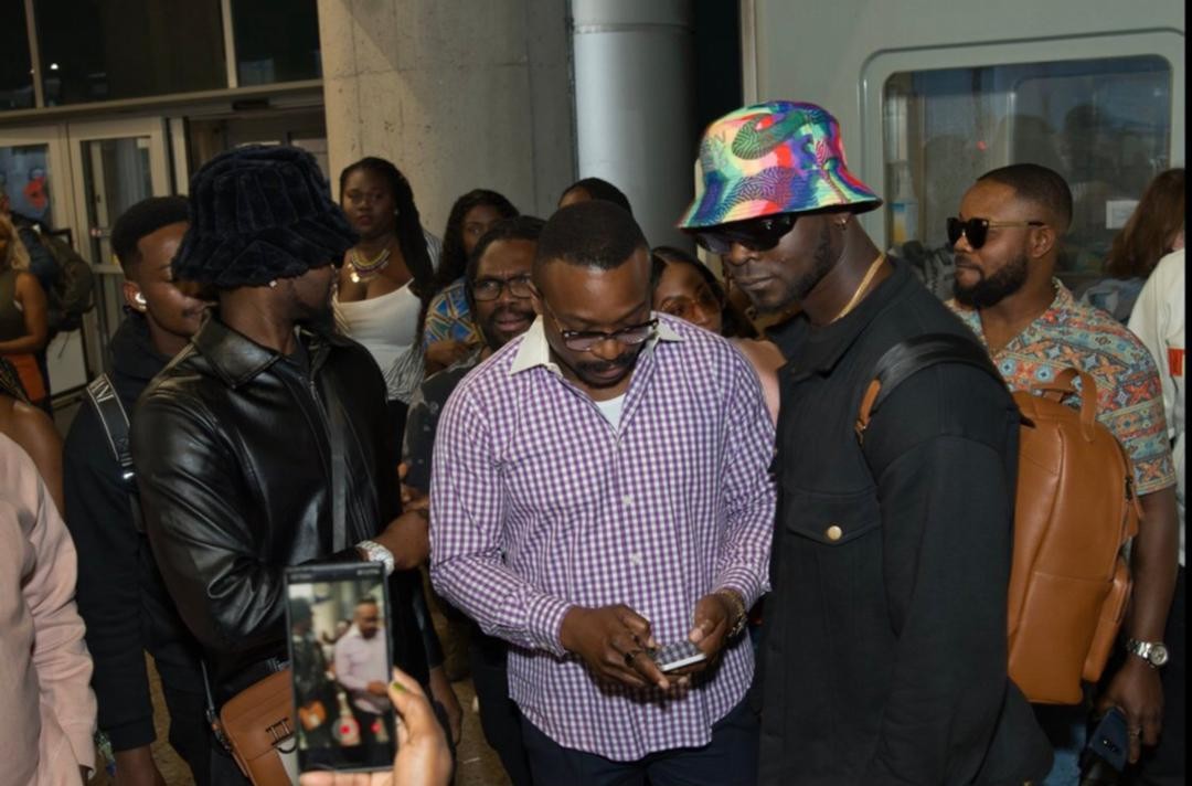 MicrobellentMMG's tweet photo. Fans welcome the man with no bad songs to canada, VADO 'D GREAT!!!
photocredit @ghanadaworks_
 #buga#rtid #afroclassicworldtour2022#toronto https://t.co/ojxzwuegGE