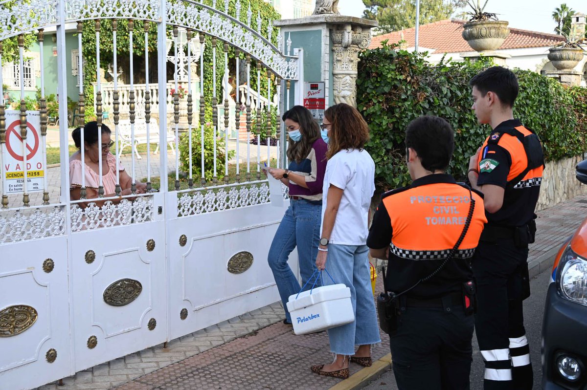Tomares_es's tweet photo. 💉Tomares inicia la vacunación de gripe y Covid de personanas mayores de 80 años con movilidad reducida y grandes dependientes.

🏥Personal del Centro de Salud, apoyados por @PCTomares, se han desplazado a los hogares de estos vecinos.

🔗https://t.co/eWF052M8Wm https://t.co/kjc4NE2Nsu