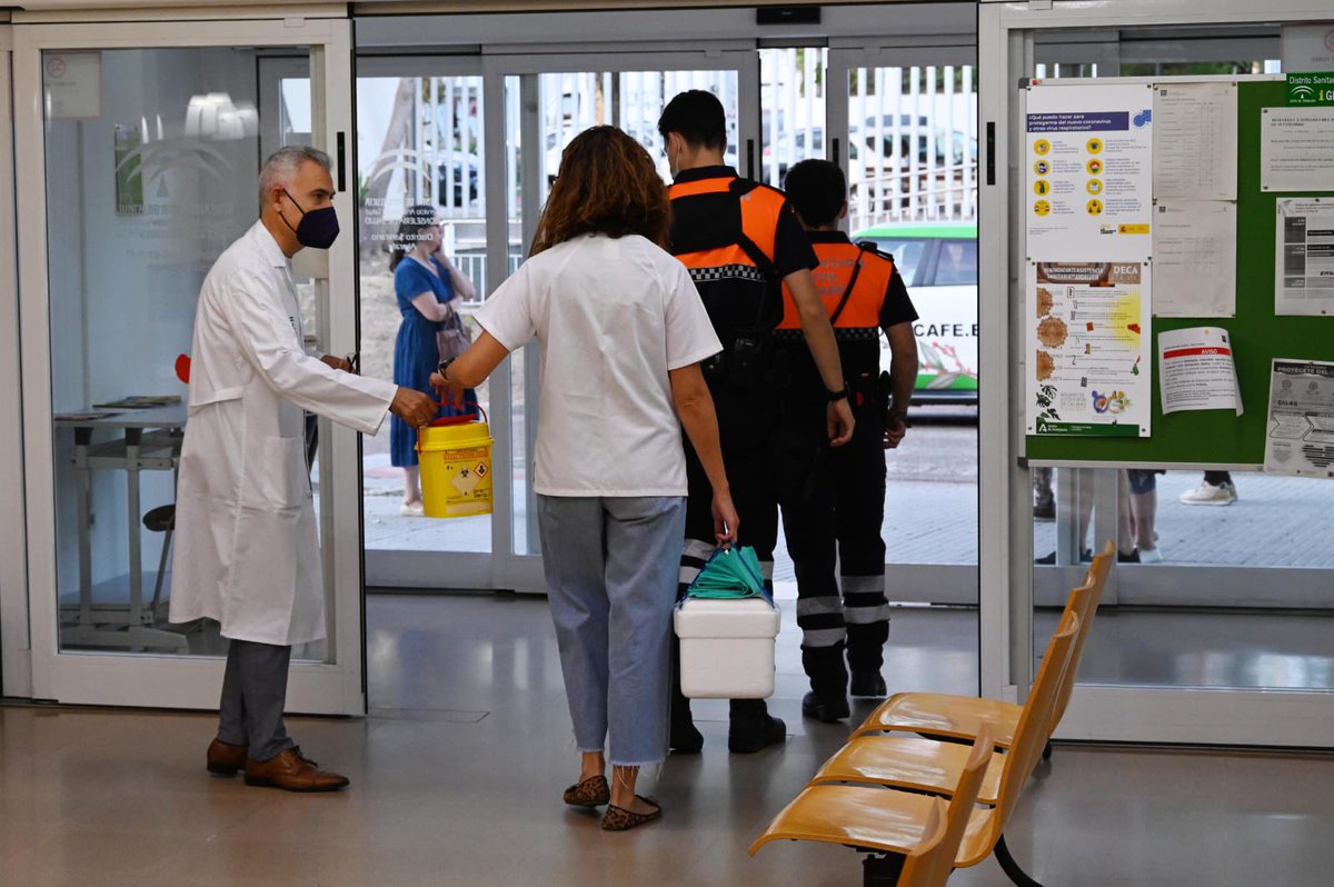 Tomares_es's tweet photo. 💉Tomares inicia la vacunación de gripe y Covid de personanas mayores de 80 años con movilidad reducida y grandes dependientes.

🏥Personal del Centro de Salud, apoyados por @PCTomares, se han desplazado a los hogares de estos vecinos.

🔗https://t.co/eWF052M8Wm https://t.co/kjc4NE2Nsu