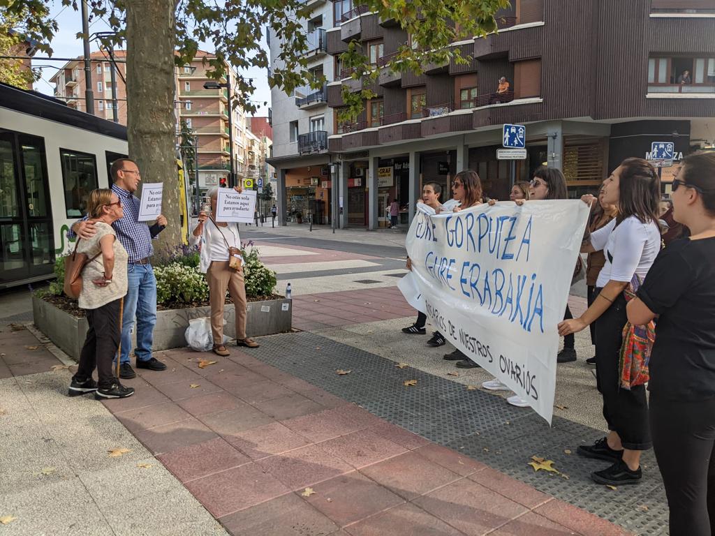GasteizkoMF's tweet photo. Gaur arratsaldean aborto eskubidearen aldeko kontzentrazioa burutu dugu.

3 kide identifikatu dituzte eta laugarren bati Mozal Legea ezarri.

Aldiz, abortoaren aurkakoak ez dira identifikatuak izan eta hor jarraitzen dute.

Mugimendu Feministaren kriminalizazioak jarraitzen du. https://t.co/0VFFGg479f