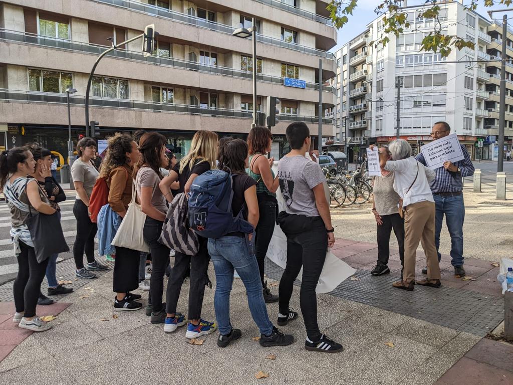 GasteizkoMF's tweet photo. Gaur arratsaldean aborto eskubidearen aldeko kontzentrazioa burutu dugu.

3 kide identifikatu dituzte eta laugarren bati Mozal Legea ezarri.

Aldiz, abortoaren aurkakoak ez dira identifikatuak izan eta hor jarraitzen dute.

Mugimendu Feministaren kriminalizazioak jarraitzen du. https://t.co/0VFFGg479f