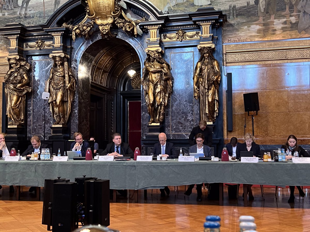 Der <a href="/Senat_Hamburg/">Hamburger Senat</a> war beim #EnergieDialog mit BGM <a href="/TschenPe/">Peter Tschentscher</a>, Finanzsenator <a href="/ADressel/">Andreas Dressel</a>, Umweltsenator <a href="/JensKerstan/">Jens Kerstan</a> und weiteren Senatoren und Staatsräten gut vertreten. Aber wo war die Wirtschaftsbehörde <a href="/HH_BWI/">Wirtschaftsbehörde</a>?