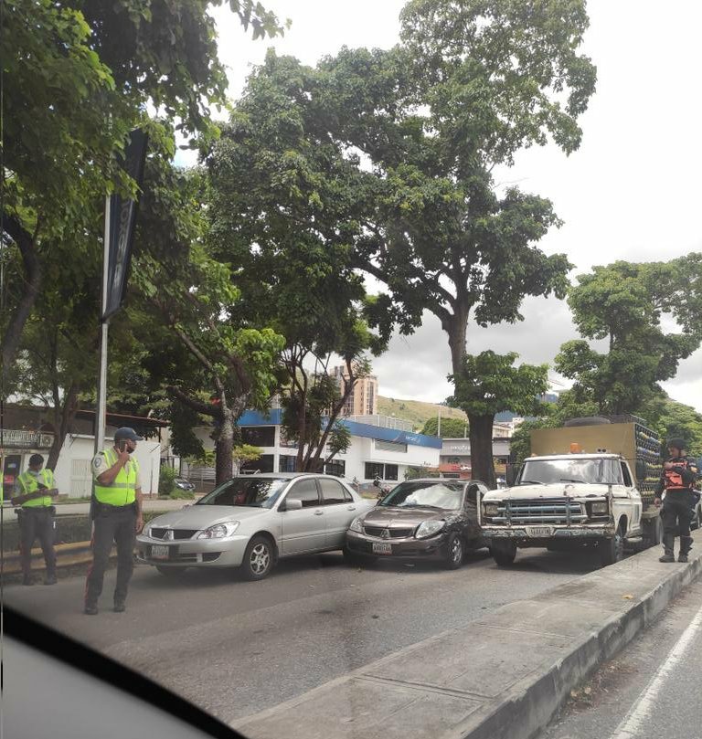 FMCENTER's tweet photo. (Hace minutos) Choque múltiple en la Av. El Hatillo de La Trinidad, genera fuerte retraso desde Terrazas del Club Hípico en la #APDE.
Para la hora, se encuentran las autoridades levantando el accidente. 12:00p.m #TrafficCenter

📷 @FerminFrine https://t.co/TEh3LxcAS4