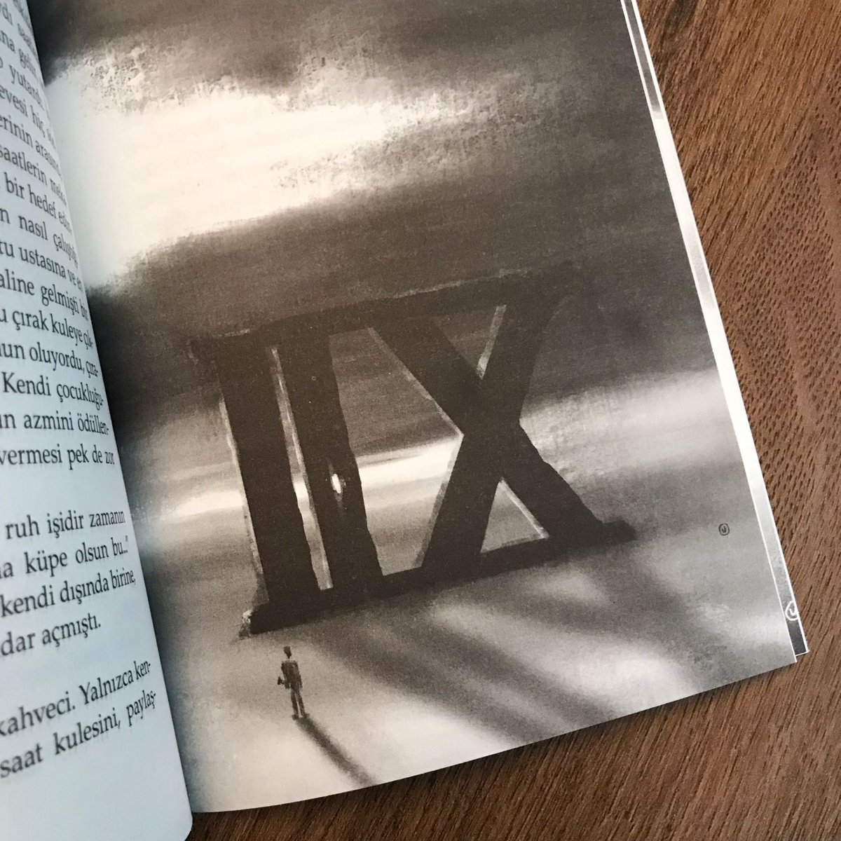 nazlidenizguler's tweet image. &quot;Anılar saklandıkları kuytu köşelerden çıktı mı, geçmiş geleceği etkiliyor. Çarklar belki de bu yüzden bozuluyor.&quot;
#zamanustası Alakarga&apos;da.
@alakargakitap
#alakargayayınları #ümitünal 
@asyadada