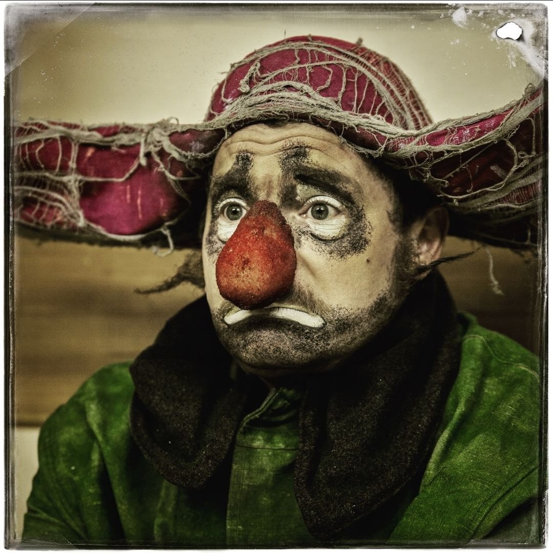 SlavasJourney's tweet photo. Happy birthday Fyodor ❤️🌿🏆🌍
Sorry we are a bit late, hope to see you soon 🙏🙏🙏
#bluecanaryfilms #filmmakers #filmcompany #clowns #slavapolunin #SlavasSnowShow #theatre #southbank #masterclown #clownstagram #clownworld #clownlife #clownfilm #clownart #clownmakeup https://t.co/B8RUCfyvqF