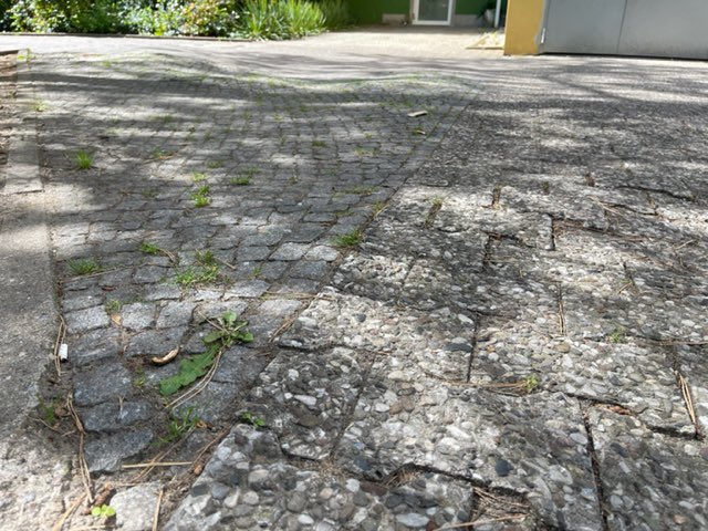 SeniorenSpandau's tweet photo. #Stolperfallen in #Spandau - Folge 3. Heute schauen wir ins Falkenhagener Feld, Freudstraße 11-13. Dort stehen Seniorenwohnhäuser und dort befindet sich ein Seniorentreff. Zu holprig für gehbehinderte Menschen. @gewobag @thorstenschatz @Tsp_Spandau @DennisMeischen @fussverkehr_de https://t.co/SUzDwef3xP