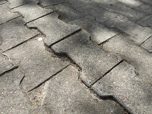 SeniorenSpandau's tweet photo. #Stolperfallen in #Spandau - Folge 3. Heute schauen wir ins Falkenhagener Feld, Freudstraße 11-13. Dort stehen Seniorenwohnhäuser und dort befindet sich ein Seniorentreff. Zu holprig für gehbehinderte Menschen. @gewobag @thorstenschatz @Tsp_Spandau @DennisMeischen @fussverkehr_de https://t.co/SUzDwef3xP