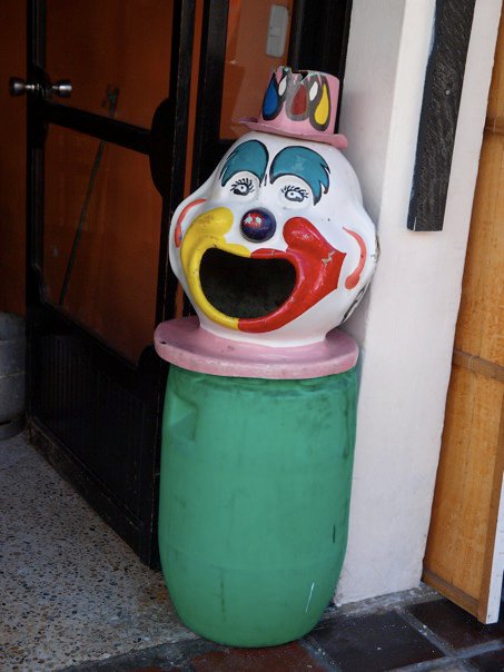 jonkuipers's tweet photo. @liamflaherty haha, this reminded me of the clown head trash cans all over Ecuador https://t.co/BhDH4Aka2t