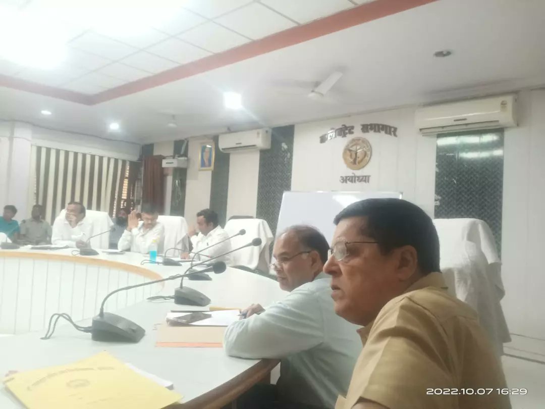 dipotsava6's tweet photo. जिलाधिकारी अयोध्या श्री नितीश कुमार जी के साथ दीपोत्सव 2022  की तैयारी एवम कार्य योजना पे वृहत चर्चा नोडल अधिकारी दीपोत्सव 2022 प्रोफेसर अजय प्रताप सिंह सर एवम अन्य विभाग के अधिकारी उपस्थित्त रहे
*राम काजु कीन्हें बिनु मोहि कहां विश्राम*
#दिव्य_दीपोत्सव_अयोध्या
#दीपोत्सव6
#Deepot https://t.co/wOBIguKDrL