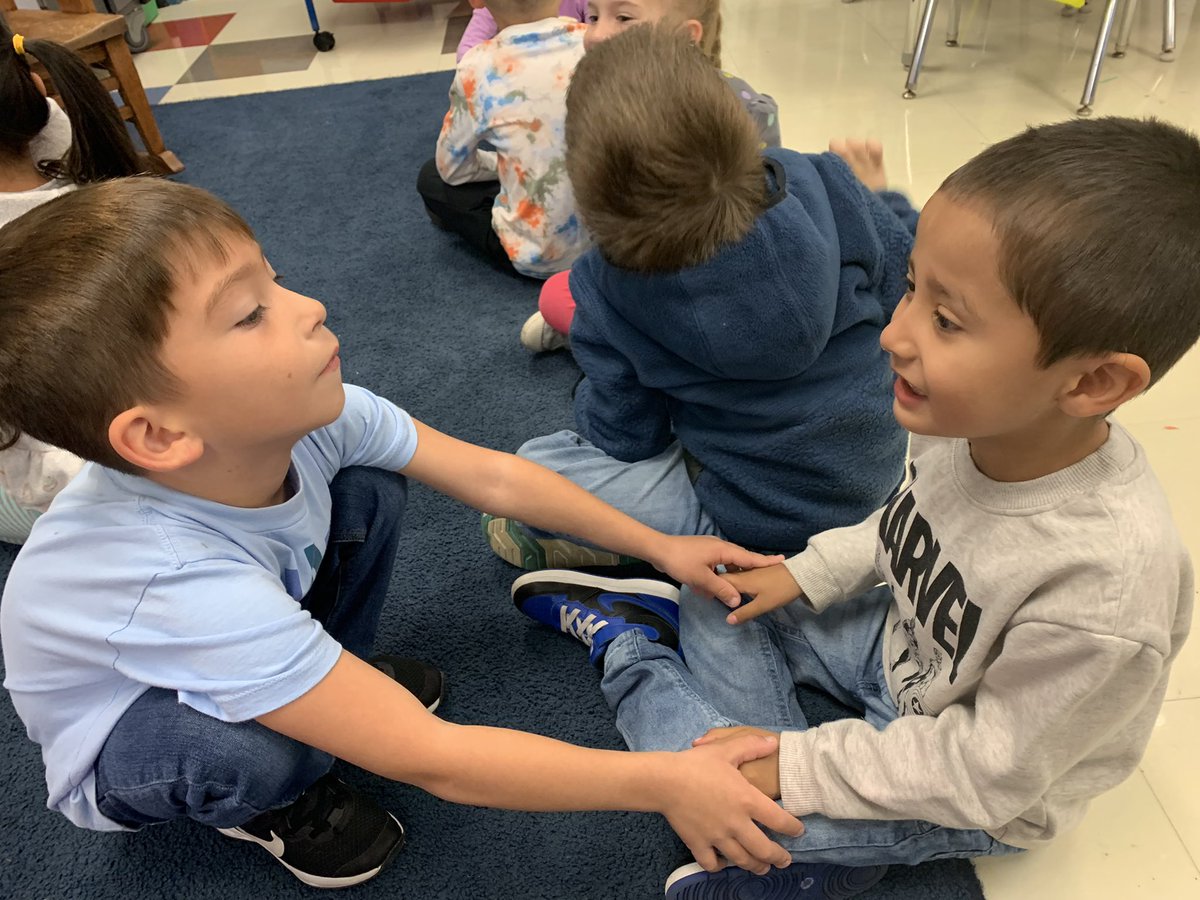 AnneFritz13's tweet photo. @VV_Voyagers Today’s morning meeting was about eye contact.The kids had so much fun trying to out stare one another! #hocuspocuseverybodyfocus #kindercrew https://t.co/xXjp68B1ua