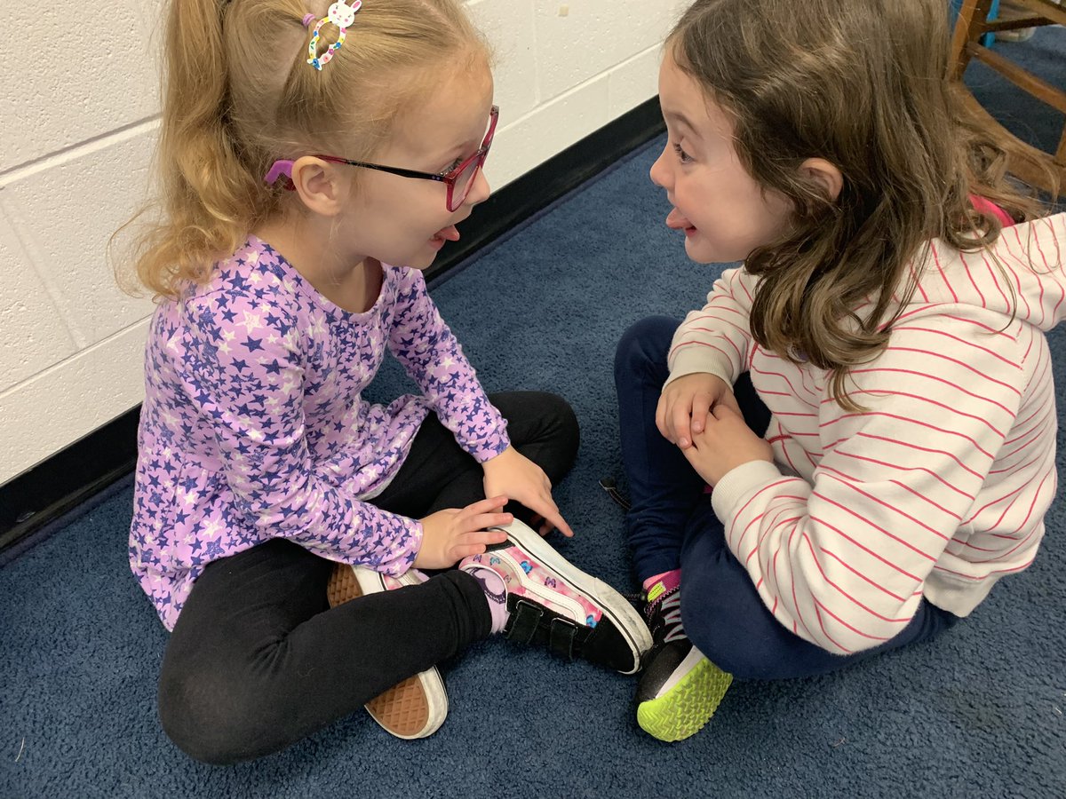AnneFritz13's tweet photo. @VV_Voyagers Today’s morning meeting was about eye contact.The kids had so much fun trying to out stare one another! #hocuspocuseverybodyfocus #kindercrew https://t.co/xXjp68B1ua