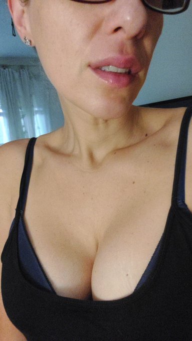 Buon venerd&igrave; sera piccoli. Sono troppo sexy per uscire cos&igrave;? 👅 #onlyfansgirl #onlyfansFree #onlyfanspromo<a href="/tag/onlyfansgirl"class="tags"><span>#onlyfansgirl</span></a><a href="/tag/onlyfanspromo"class="tags"><span>#onlyfanspromo</span></a><a href="/tag/onlyfansfree"class="tags"><span>#onlyfansfree</span></a>